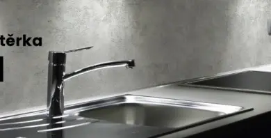 Moderní kuchyňská linka s betonovou stěrkou a nerezovým dřezem.