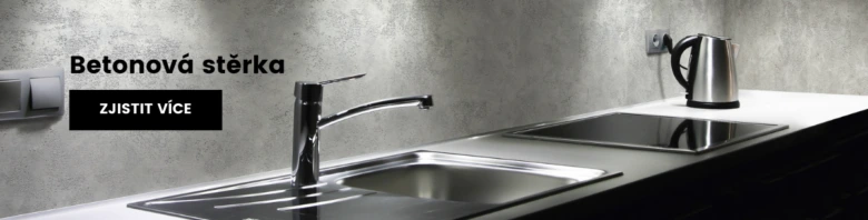 Moderní kuchyňská linka s betonovou stěrkou a nerezovým dřezem.