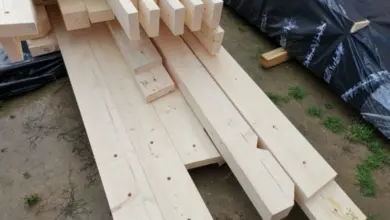 Skládané dřevěné trámy pro stavbu krovu krok za krokem.