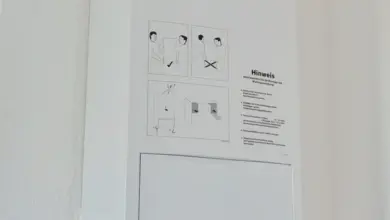 Plynový kotel na stěně s připojenými potrubími pro vytápění.