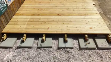 Nová dřevěná terasa na betonových podkladech s nastavitelnými pilíři.