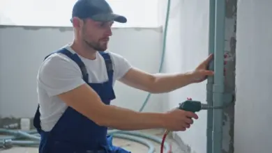Montáž potrubí technikou s použitím elektrického nářadí.