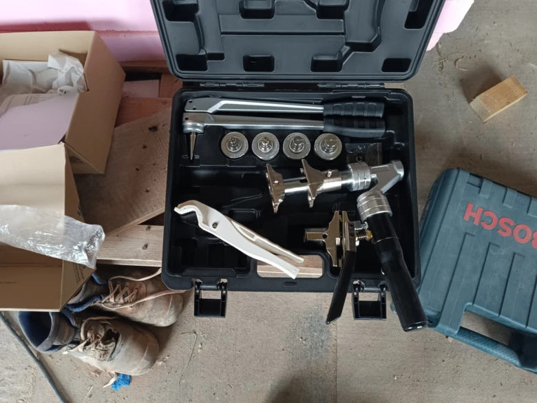 Nástroje pro instalaci rozvodů topení ve zdi svépomocí