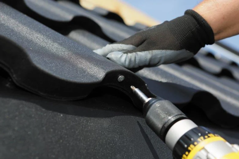 Ruční montáž plechové střechy pomocí vrtáku.