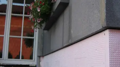 Odvětrávaný sokl domu s izolací nad štěrbinovým podložením.