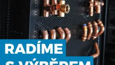 Měděné spojky pro potrubí na výstavním panelu.