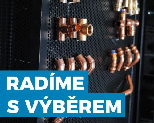 Měděné spojky pro potrubí na výstavním panelu.