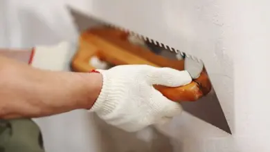 Stěrka se nanáší na stěnu po štukování před malováním.