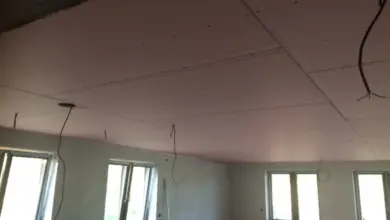 Montáž sádrokartonu na dvojitý rastr v interiéru.