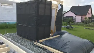 Stavba venkovní sauny svépomocí – dřevěný rám s parotěsnicí fólii na štěrku.