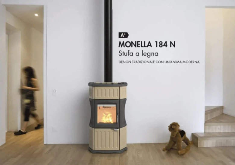 Moderní dřevokámen v obývacím pokoji s hořícím ohněm.