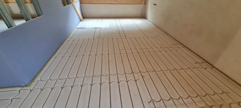 Suchá skladba podlahy s elektrickým topením před finálním pokládkou.