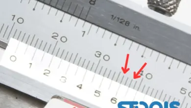 Blízký záběr na měřicí škálu šupleru s přesným zarovnáním stupnic.