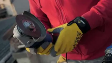 Osoba drží brusku s kotoučem pro údržbu vrtáků do betonu