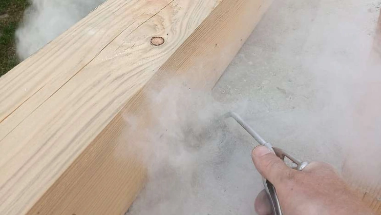 Ruční kotvení dřevěných nosníků do betonu pomocí speciální pistole.