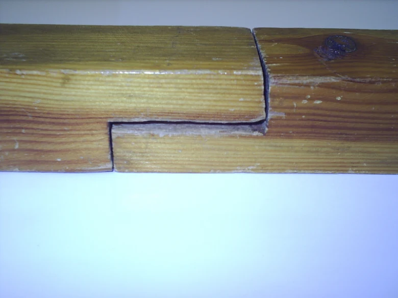 Detail dřevěného spoje s přesahem pro tesařské návod.