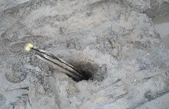 Vrtání pro tepelné čerpadlo do země s viditelným vrtákem.