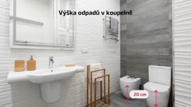Měření výšky odpadu u toalety v koupelně s WC kombi.