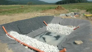 Výkop pro kořenovou čističku s kamenivem a hadicemi.