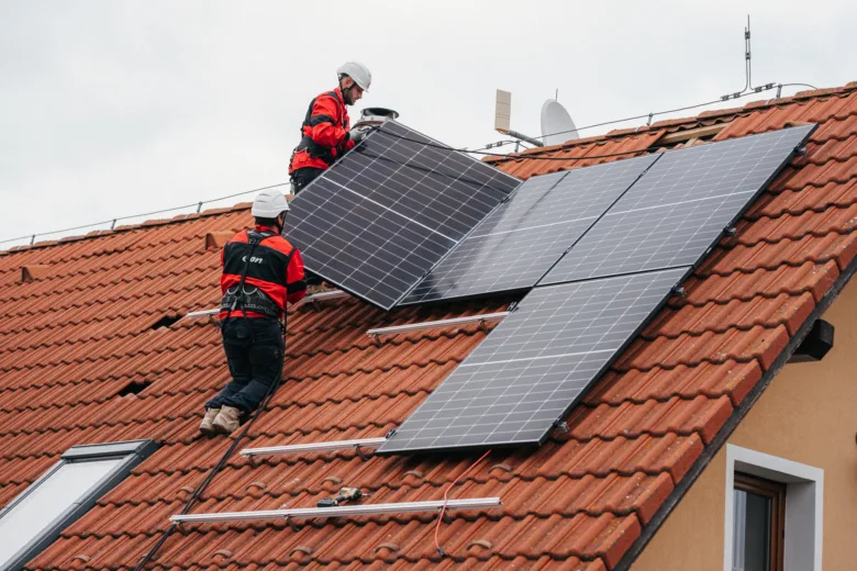Montáž fotovoltaických panelů na střechu pro ohřev teplé vody.