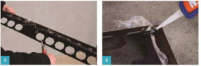 Osoba lemuje černou izolační pěnu na okraj balkonu.