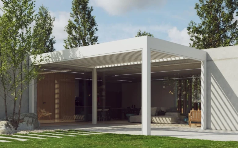 Moderní bílá pergola s otevřeným prostorem v zahradě.