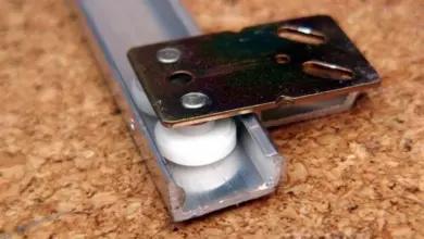 Detailní pohled na mechanismus s kolečky pro výklopnou skříň.