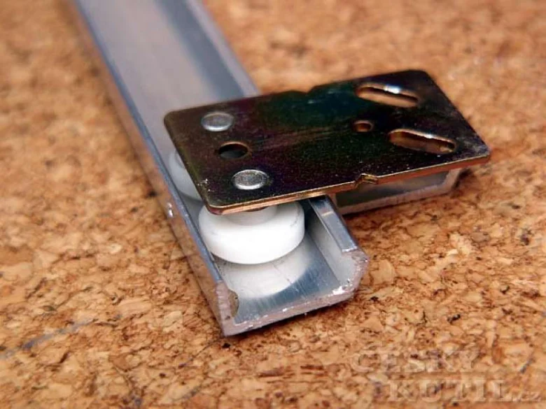 Detailní pohled na mechanismus s kolečky pro výklopnou skříň.