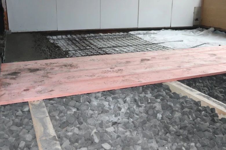 Příprava podlahy s výztuží pro beton v starém domě.