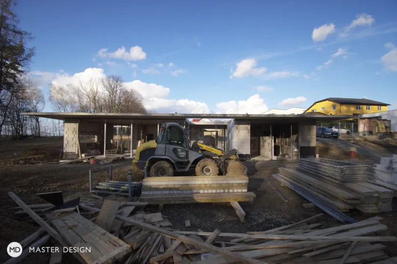 Stavba rodinného domu na zastavěné ploše s technologií a materiály.