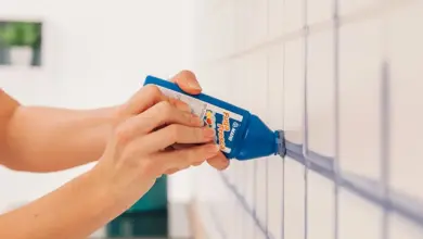 Náplňová tuba s tmelí se aplikuje do spár mezi dlaždicemi.