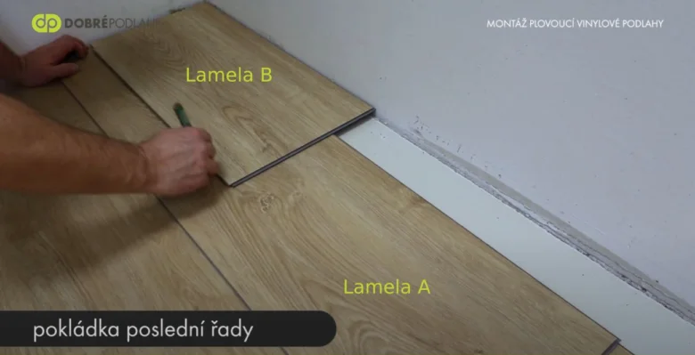 Montáž vinylové podlahy - pokládka poslední řady lamel.