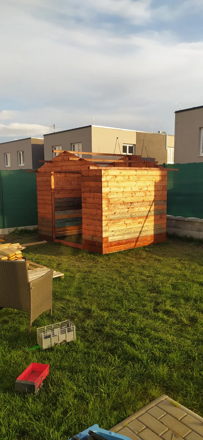 Stavba dřevěného zahradního domku svépomocí na trávníku.