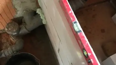 Instalace systému Geberit s pěnovými bloky na cihlové zdi.