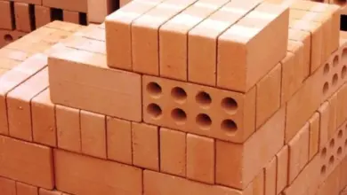 Skládané červené cihly s otvory ukázající jejich rozměry v praxi.