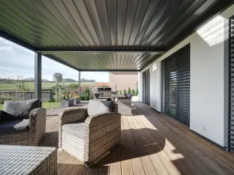 Moderní pergola s krytím pro venkovní terasu.