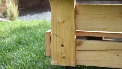 Detail spoje paletového nábytku venku na trávníku