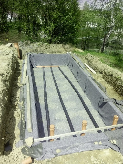 Příprava výkopu pro instalaci kořenové filtrace s textilním podkladem