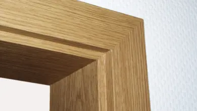 Detail dřevěného zárubně s úhlovým spojem v rohu.