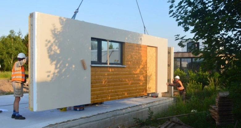 Montáž prefabrikované stěny pro dvoupatrový rodinný dům.