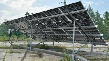 Fotovoltaické panely s optimálním sklonem na pozemkové instalaci.