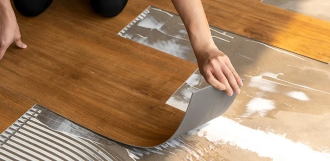 Ruční pokládka vinylové podlahy s lepidlem krok za krokem
