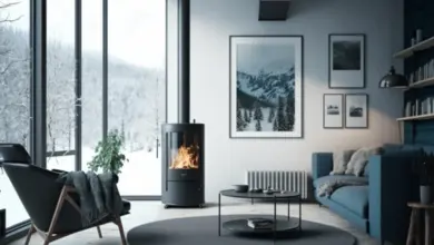 Moderní obývací pokoj s hořícím dřevokamenným krbem u velkých oken.