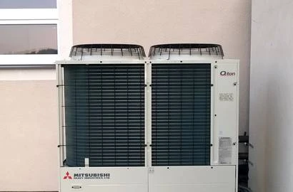 Venkovní jednotka tepelného čerpadla značky Mitsubishi.