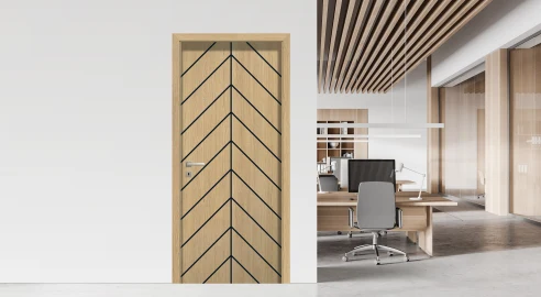 Modern dřevěná dveře s geometrickým vzorem v interiéru bytu.