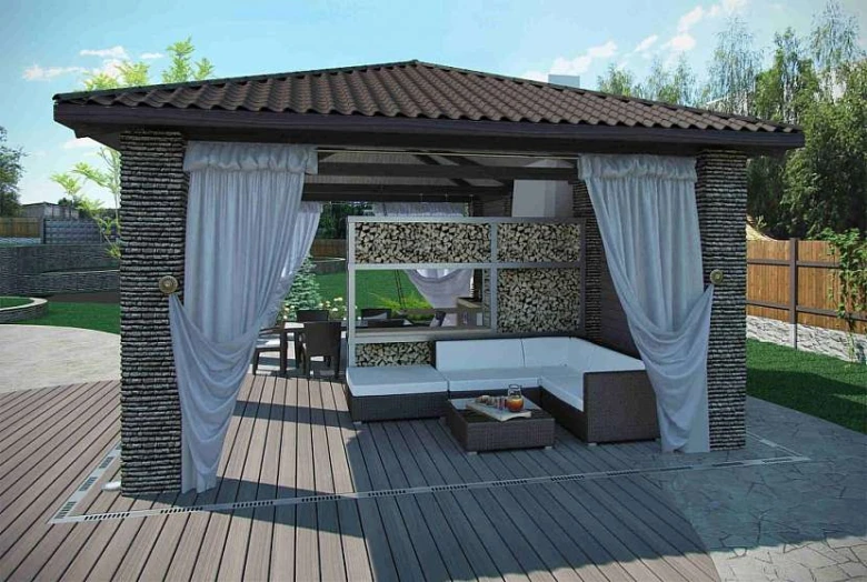 Zahradní zděná pergola s gaučem a bílými závěsy na dřevěné terase.