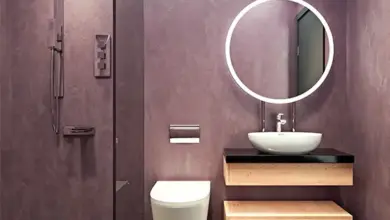 Moderní koupelna s mikrocementovými stěnami v sprše a u umyvadla.