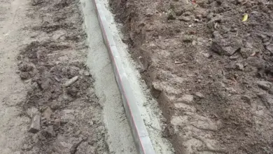 Základní práce na stavbě obrubníku s použitím betonu.