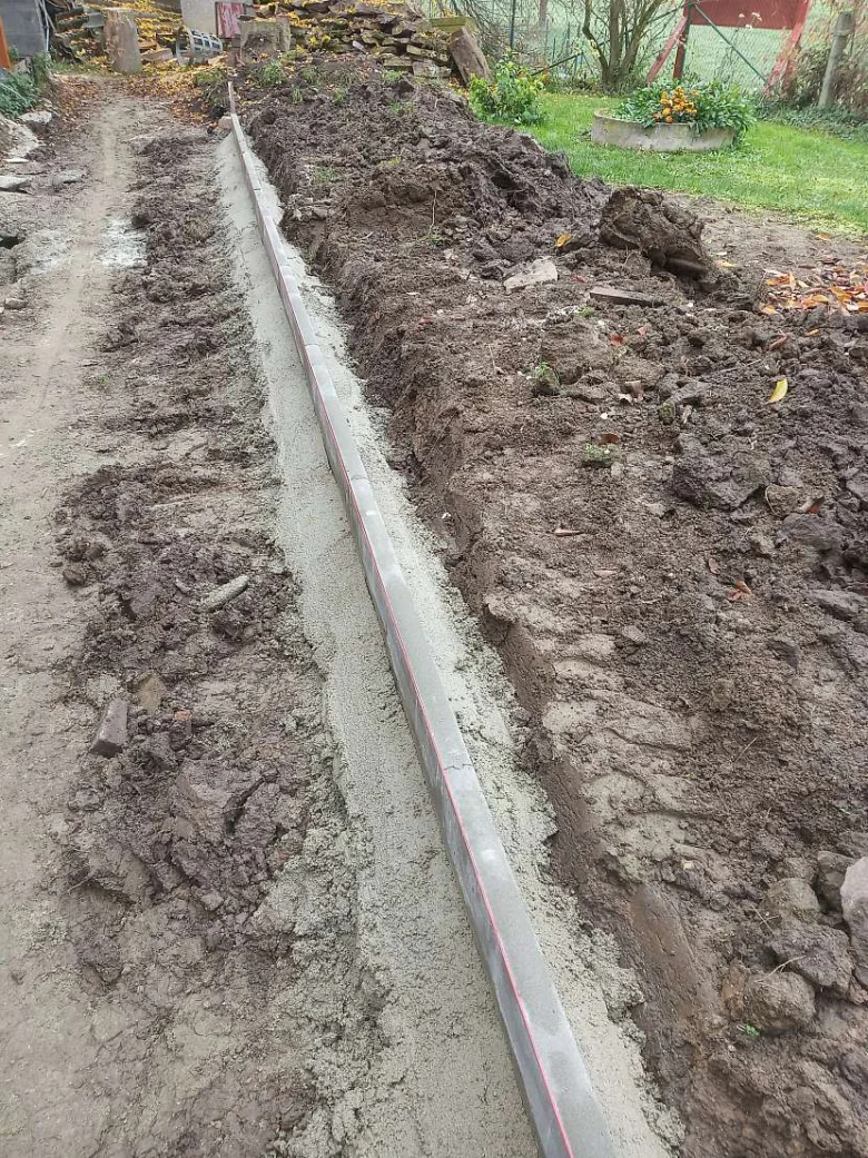 Základní práce na stavbě obrubníku s použitím betonu.