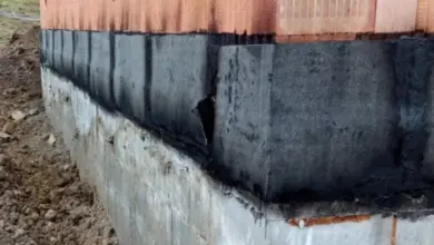 Vratný spoj hydroizolace na základové stěně s černou membránou.